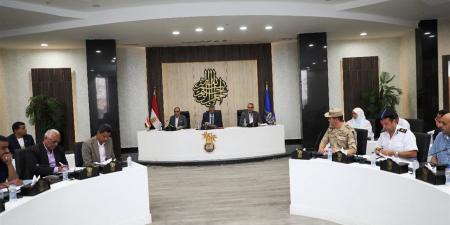 محافظ أسوان يشدد بضرورة الإلتزام بفترة الصمت الإنتخابى وإتخاذ الإجراءات القانونية حيال المخالفين