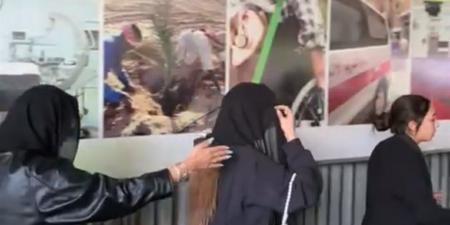 زوجة محمد رمضان تسانده في جنازة والده| صور