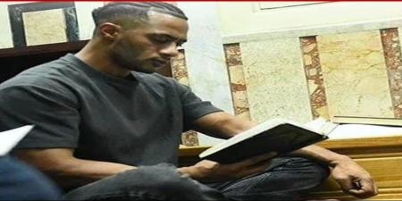 بالدموع وقراءة القرآن.. محمد رمضان ينهار في جنازة والده