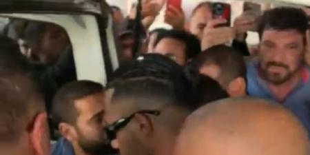 "راح القلب الطيب".. محمد رمضان يحمل نعش والده لأداء صلاة الجنازة| صور