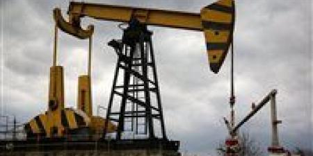 أسعار النفط تتراجع للأسبوع الثاني.. فائض الإمدادات يضغط على الأسواق