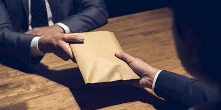 تفاصيل إحالة موظف متهم بطلب وأخذ رشوة لتسريب هاتف لمتهم فى قضية قتل بالعباسية للمحاكمة