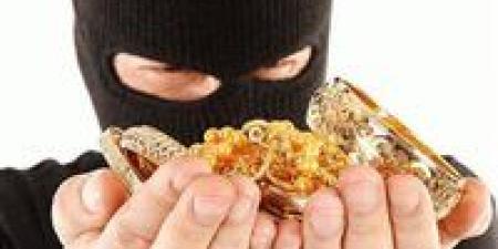 مفاجأة مرعبة في منزل روسي.. لص يقرر النوم بعد السرقة!