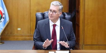 وزير البترول يكرم إبراهيم مكي ويكلف علاء عبد الفتاح برئاسة القابضة للبتروكيماويات