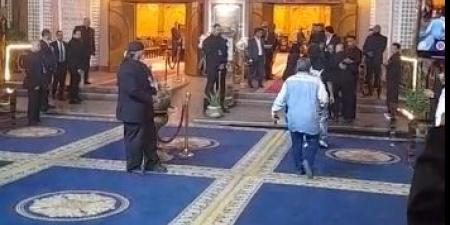 أبرزهم عمرو سعد .. بدء عزاء والد محمد رمضان بحضور نجوم الفن