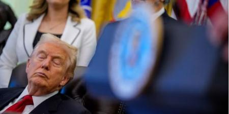 ترامب نائم في البيت الأبيض.. ما قصة هذه الصورة التى أثارت ضجة في أمريكا؟