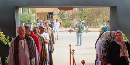 رجال بالزي الصعيدي يتصدرون مشهد التصويت في انتخابات النواب بالشيخ زايد