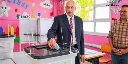 رئيس مياه الإسكندرية يدلي بصوته ويتابع سير العملية الانتخابية