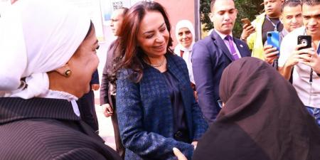 وزيرة التضامن الاجتماعي تدلي بصوتها في انتخابات مجلس النواب بلجنة مدرسة بدر الإعدادية بالدقي