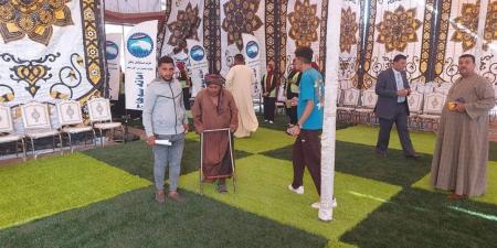 عم محمد يتحدى الإعاقة ويصر على الإدلاء بصوته في المنشاة بسوهاج