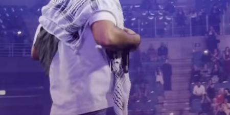 لفتة مؤثرة.. أحمد سعد في حفله بألمانيا: مصر علمتني أحط علم فلسطين فوق العلم بتاعي