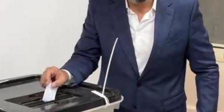 ياسر جلال يدلي بصوته في انتخابات مجلس النواب 2025