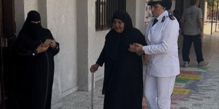 شرطية بالغردقة تساعد مسنّة على الإدلاء بصوتها بانتخابات النواب 2025