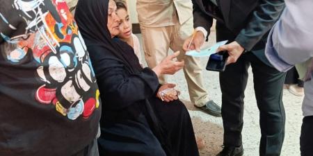 رئيس لجنة انتخابية بسوهاج يساعد سيدة مريضة للإدلاء بصوتها في انتخابات النواب