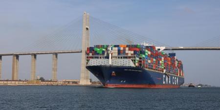 بعد عامين من الغياب.. أكبر سفينة حاويات في العالم تعبر قناة السويس