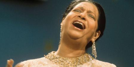 محامي أسرة أم كلثوم يهاجم فرقة إسرائيلية: استغلال صوت كوكب الشرق تعدٍ على التراث المصري