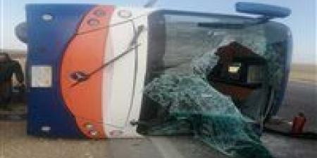 جروح وكسور.. إصابة 30 شخصًا في حادث انقلاب أتوبيس بالوادي الجديد