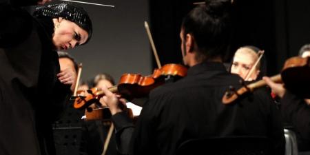 قائدة على المنصة.. أوّل امرأة تقود أوركسترا إيرانية فمن هي؟ (فيديو)