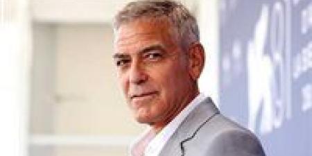 جورج كلوني يتحدى الزمن ويحتضن الشيب بروح مرحة وحيلة صغيرة