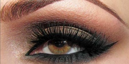 مكياج العيون يدوم 12 ساعة.. دليل سحر "الهايلايتر" في الحاجب وزاوية العين