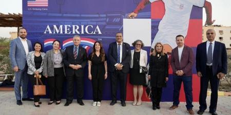 السفيرة الأمريكية تلعب الكرة في الأقصر