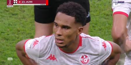 طرد سيف الجزيري يشعل مواجهة تونس وقطر في كأس العرب