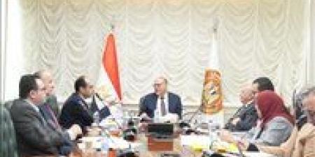 وزير العمل يبحث معايير تأهيل مهنة مساعد خدمات صحية مع ممثلي وزارة الصحة والمجلس الصحي المصري ونقابة التمريض