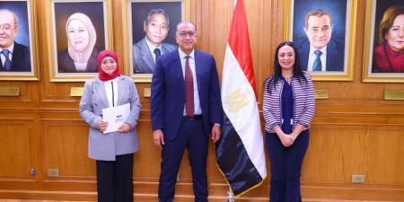 وزيرة التضامن تكرّم العاملين المتميزين ببنك ناصر الاجتماعي.. صور