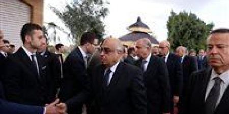 بالدموع والقبلات.. وزير العدل يواسي أسر القضاة ضحايا حادث تصادم المنيا