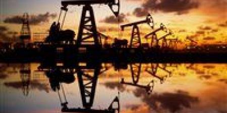 أسعار النفط عند مفترق الطرق.. 60 دولارًا للبرميل وسط فائض عالمي وتباطؤ الطلب