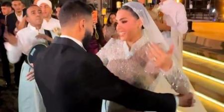 بترقص مع عريسها وفرحانة.. ابنة النجم محمد هنيدي تخطف الأنظار في زفافها