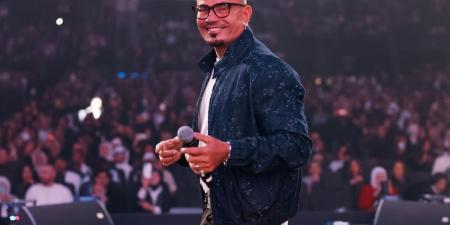 وسط حضور ضخم.. عمرو دياب يتألق في حفل أسطوري بالكويت