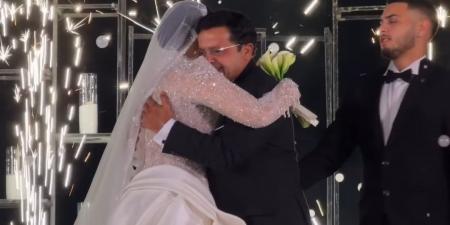 بكاء محمد هنيدي و رقص أحمد السقا.. لقطات من زفاف فريدة ابنة محمد هنيدي