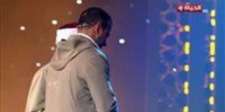 مصطفى حسنى يرافق محمد أحمد حسن خارج ستوديو "دولة التلاوة" بلحظة إنسانية