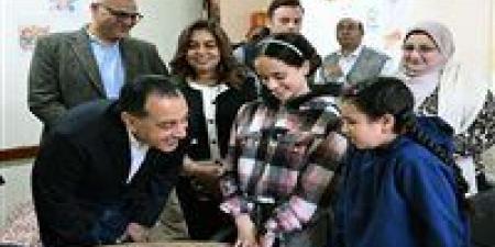 «إيه الرسم الحلو ده».. رئيس الوزراء يشيد بمواهب فتيات داخل مكتبة مصر بشبين القناطر