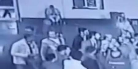 السواق بيشرب شاي.. فيديو يكشف حقيقة انفعال محمد صبحي على سائقه والإساءة له