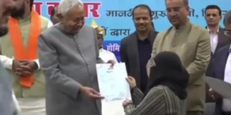 «وسط ضحكات الحاضرين».. رئيس وزراء بيهار الهندية ينزع نقاب طبيبة مسلمة أثناء حفل رسمي|صور