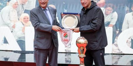 الخطيب
يُكرّم
رئيس
نادي
سبورتنج
في
احتفالية
«سيدات
سلة
الأهلي»