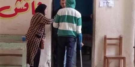 شاب
على
عكاز
يشارك
بصوته
في
جولة
الإعادة
بمجلس
النواب
بالبساتين