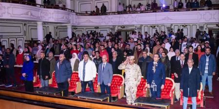 رئيس
جامعة
بني
سويف
يشهد
العرض
المسرحي
"آخر
ظلال
الأرض"