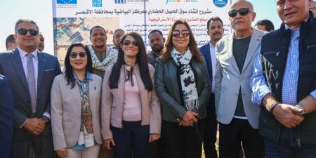 محافظ
      الأقصر:
      خطط
      طموحة
      لتطوير
      البنية
      التحتية
      للأسواق