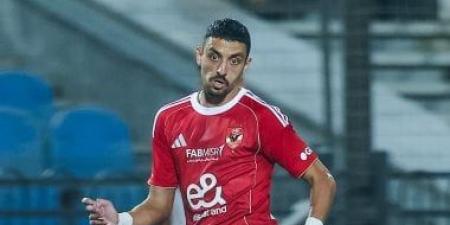 ألم الركبة يبعد طاهر محمد طاهر عن تدريبات الأهلى قبل مواجهة المحلة