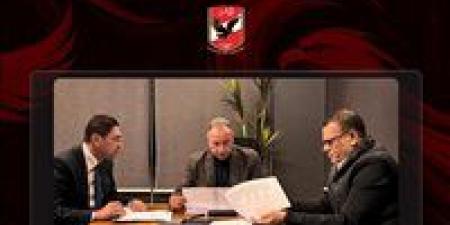 محمود
      الخطيب
      يتابع
      موقف
      «المحبوسين»
      من
      جماهير
      الأهلي
      ويكلف
      المستشارين
      بتوفير
      الدعم
      القانوني