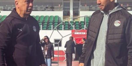 حسام حسن وجهاز منتخب مصر يتفقدون ملعب مباراة زيمبابوى.. صور