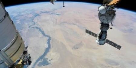 قمر ستارلينك معطّل يهبط تدريجيًا ويحترق فى الغلاف الجوى.. القصة الكاملة