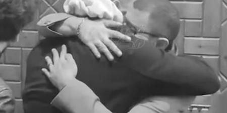 بيعيطوا
      في
      حضن
      بعض..
      لقطة
      مؤثرة
      بين
      أحمد
      الفيشاوي
      وشقيقه
      في
      عزاء
      سمية
      الألفي