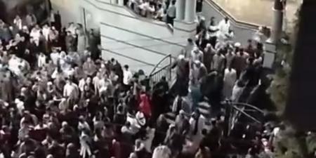 المئات
      يشيّعون
      جنازة
      طالب
      بالمنوفية
      توفى
      بعد
      غيبوبة
      استمرت
      3
      أشهر