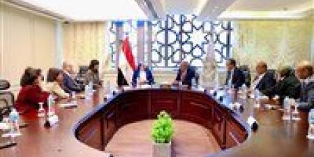 وزير
      التعليم
      يطلق
      حملة
      «طفل
      متوازن..
      مجتمع
      متماسك»
      لتعزيز
      الصحة
      النفسية
      والقيم
      الأخلاقية
      بالمدارس