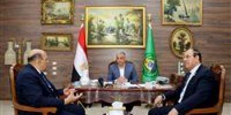 رئيس
اتحاد
الكونغ
فو
يبحث
مع
محافظ
الإسماعيلية
إقامة
معسكر
تدريبي
دولي