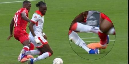 قبل
      صلاح
      عادل
      لاعب
      منتخب
      السودان:
      باسيليو
      ندونج
      أول
      لاعب
      يحصل
      على
      بطاقة
      حمراء
      في
      كأس
      أمم
      أفريقيا
      2025